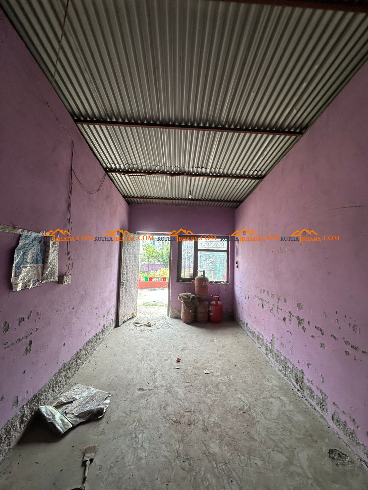 Shutter and a single room available for rent in Gothatar